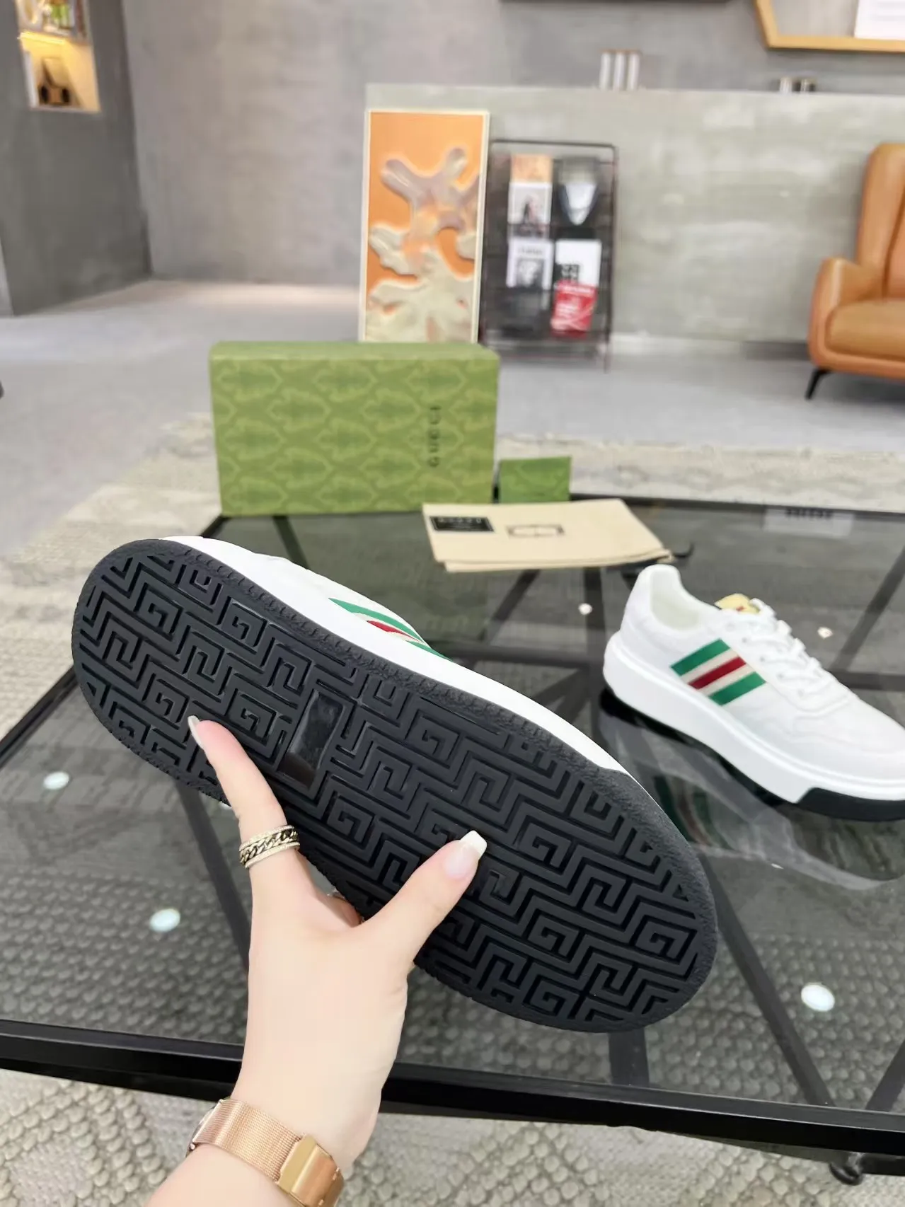 P440 new men's shoes GUCCI] The latest shoes are shipped. Original quality, fashionable, made of special materials, sheepskin lining, brand new packaging. The foot feels super comfortable and the workmanship is impeccable. Size: 38-45